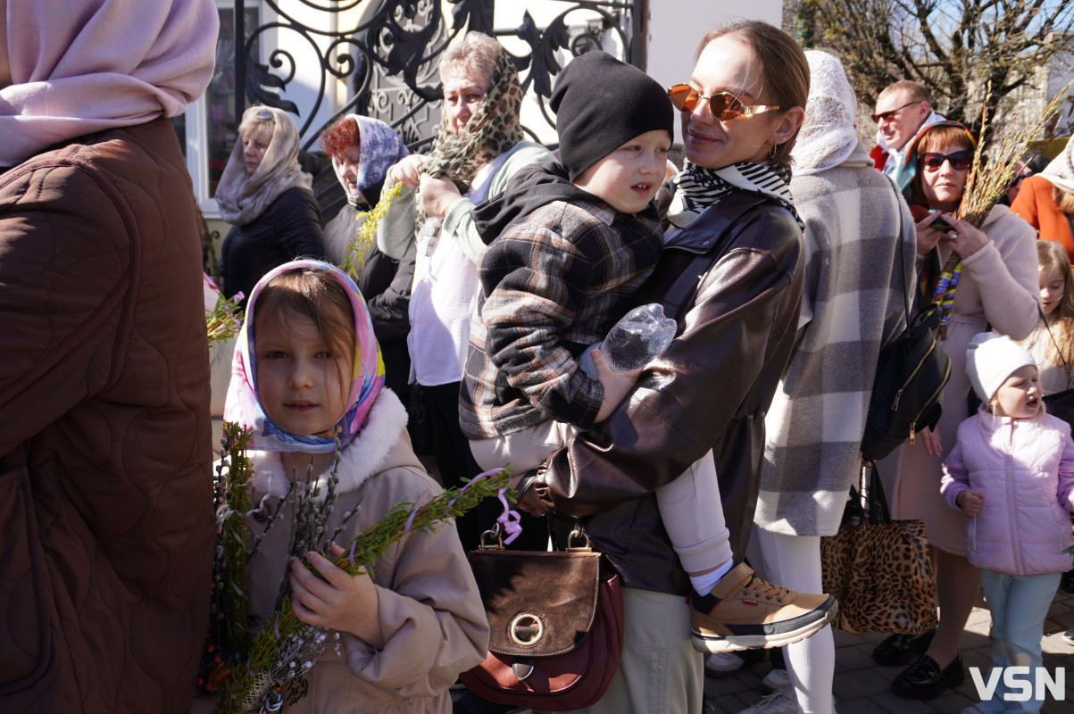 Сотні вірян прийшли освячувати вербу у головний собор Луцька. Фоторепортаж