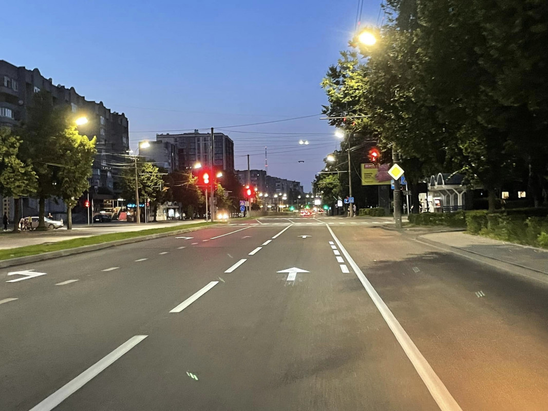 У Луцьку нанесли нову дорожню розмітку на дорозі. Фото