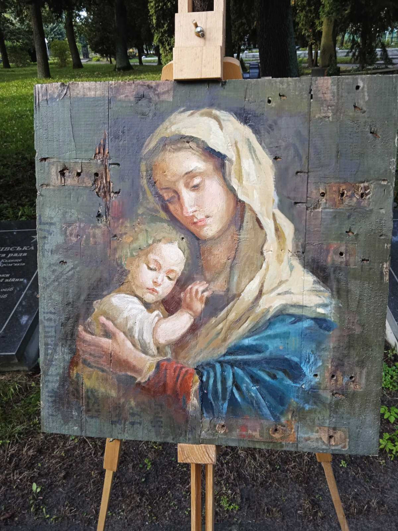 Пішов на війну добровольцем у 57 років: волинянин малює ікони на ящиках з-під боєприпасів