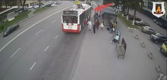 У центрі Луцька дівчина влаштувала «тир» і влучила у тролейбус