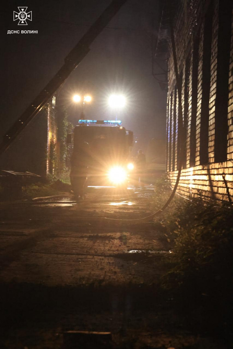 Вночі у Луцьку п’ять бригад рятувальників гасили покрівлю двоповерхового будинку