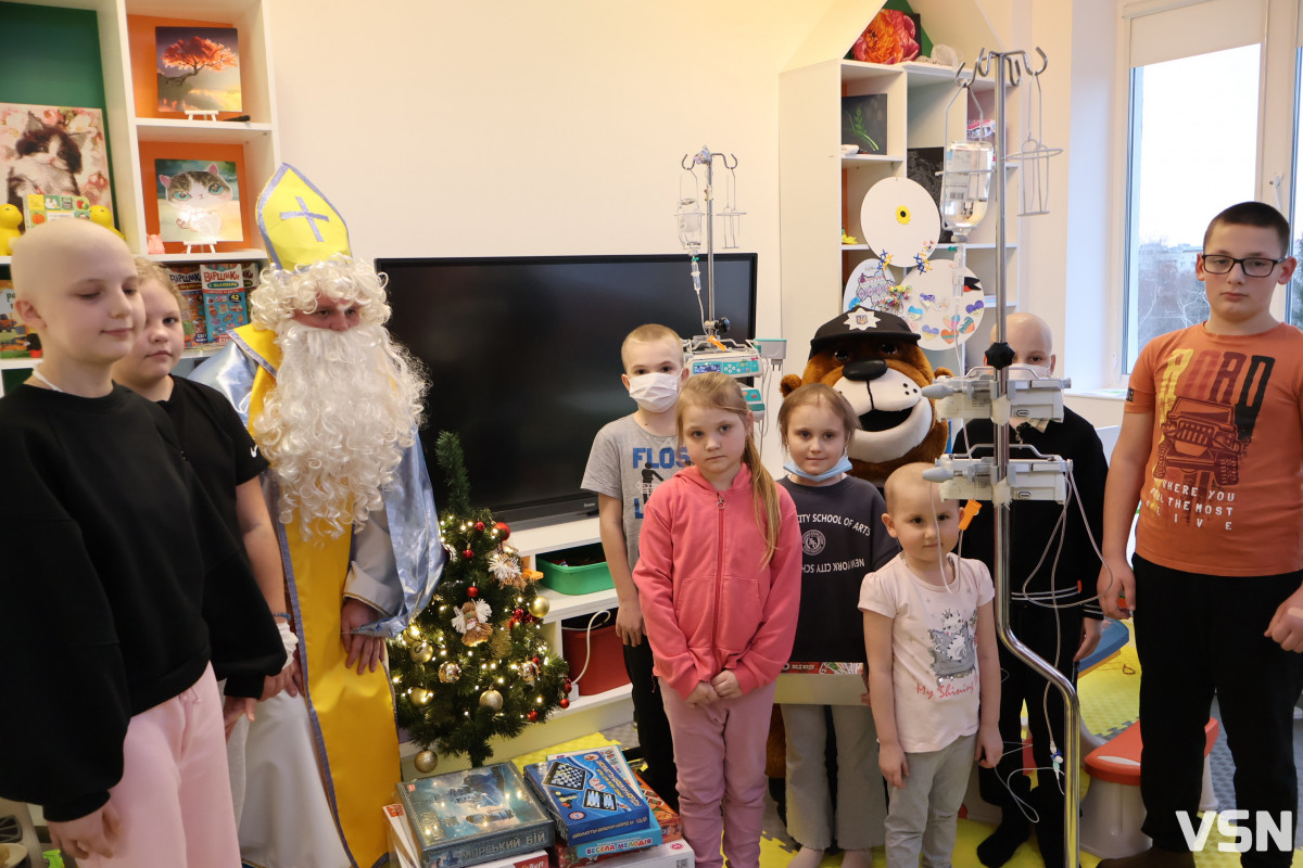 На Волині у лікарняних палатах засяяло свято: поліцейські подарували дітям день усмішок