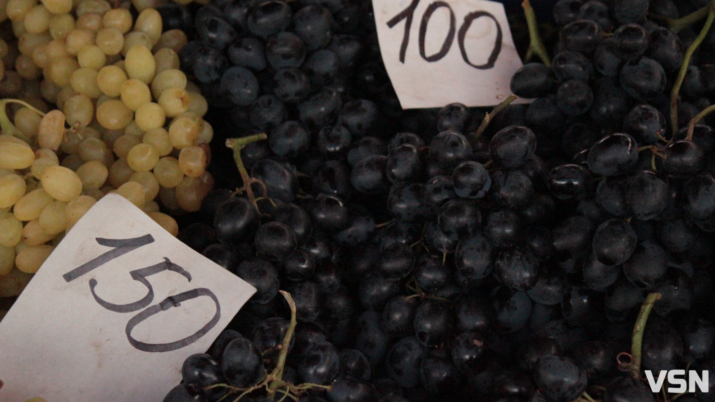 Скільки коштують фрукти на ринку у Луцьку?