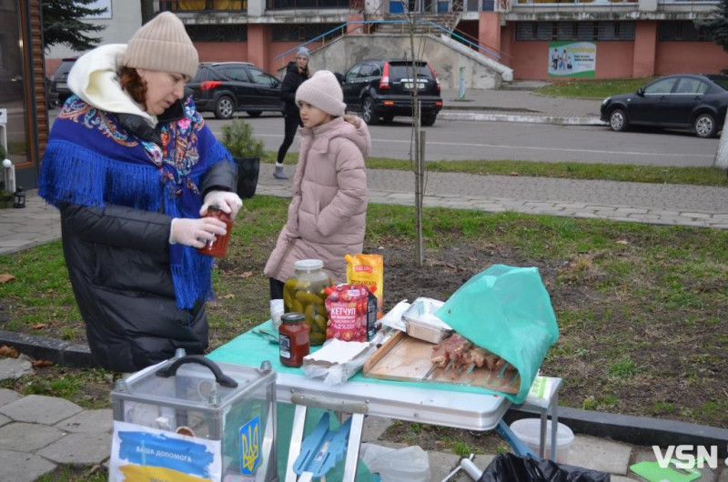 У місті на Волині на благодійному ярмарку зібрали майже 120 тисяч гривень для ЗСУ. Фоторепортаж