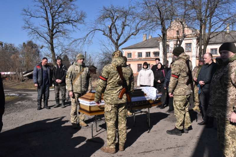 Дорогою додому зупинилося серце: на Волині попрощалися із військовим Анатолієм Стасюком
