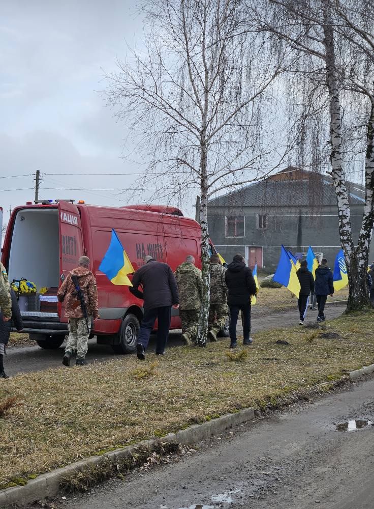 Батьки залишилися без сина, дружина - без опори, діти - без батька: на Волинь «на щиті» востаннє повернувся Герой Володимир Силка