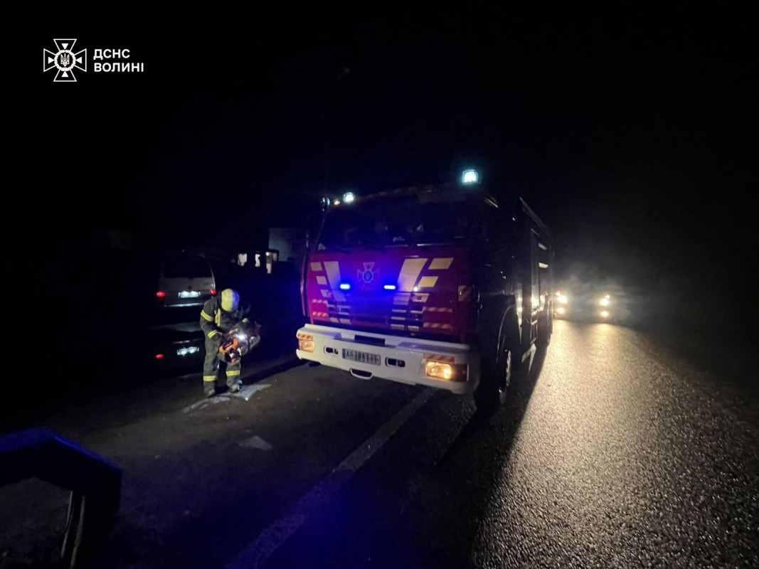 Дивом ніхто не постраждав: у селищі на Волині легковик на швидкості влетів у відбійник