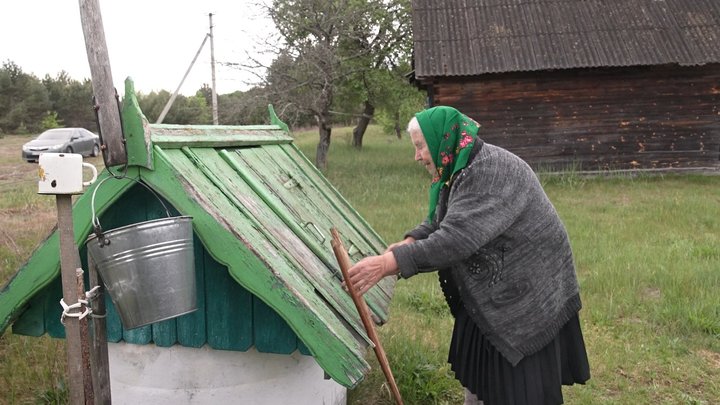 Історія довгожительки, яка сама живе на хуторі: 91-річна волинянка садить город і носить воду з криниці