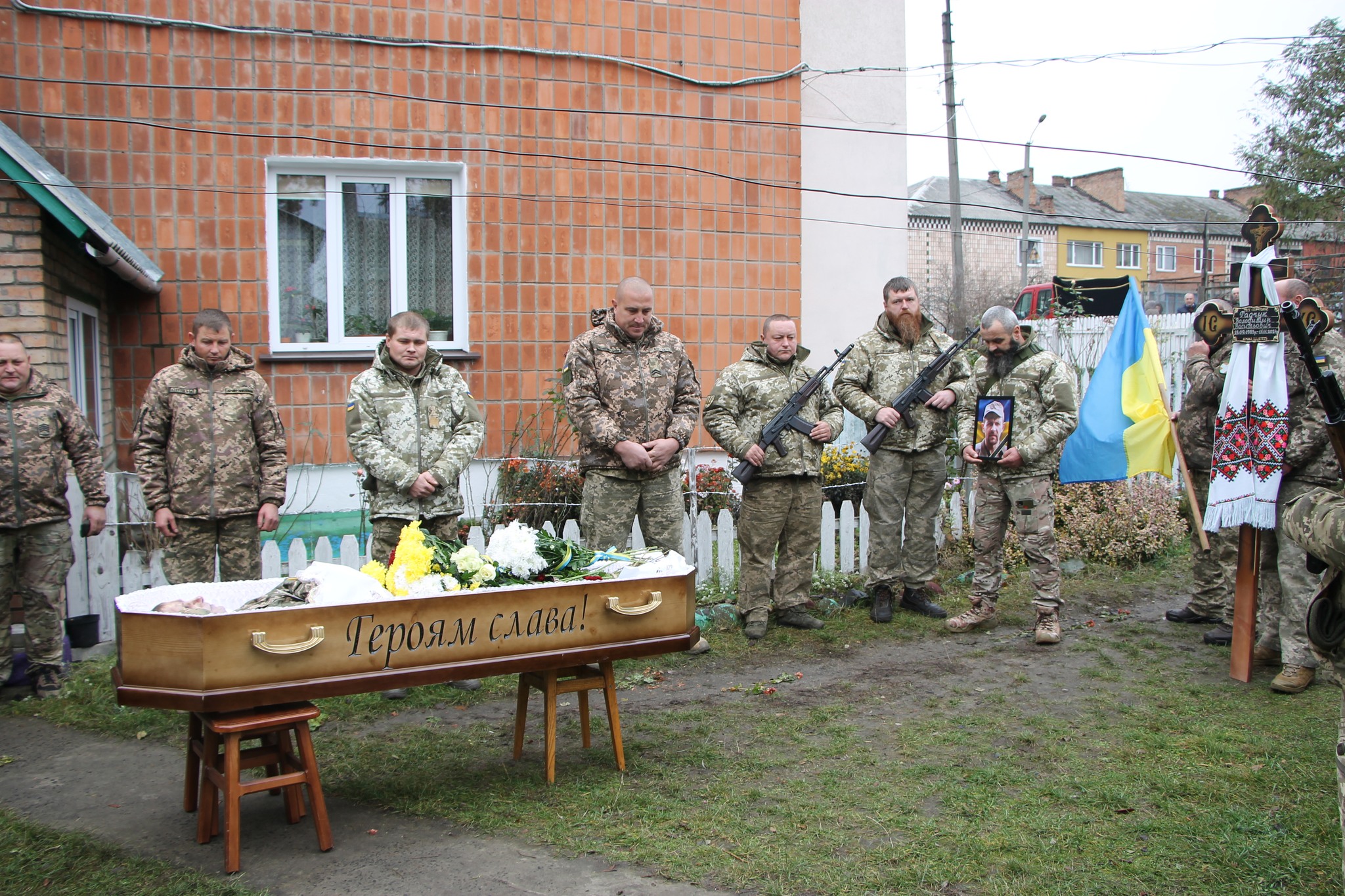 Ще одна мати пов’язала чорну хустину: на Волині попрощалися із 41-річним Героєм Володимиром Радчуком