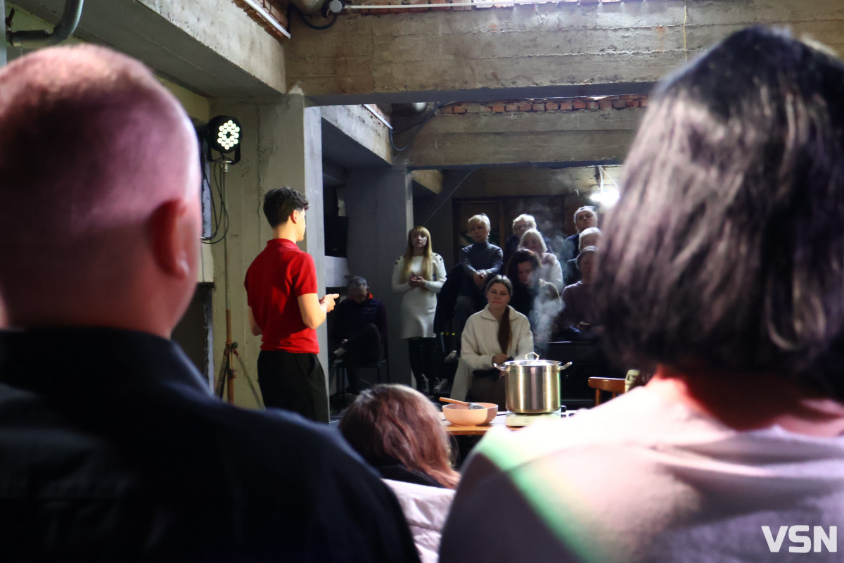 Говорити про війну під час війни — це сповідь: у Луцьку відбувся передпоказ вистави-імпровізації «Червоний борщ»