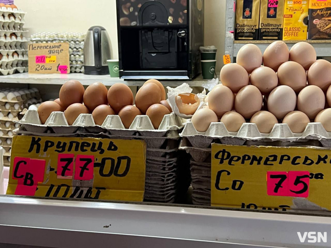 Скільки коштують фабричні та домашні яйця на ринку у Луцьку?