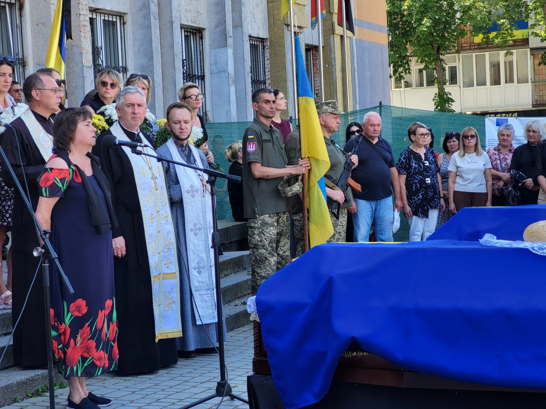 Навіки 30 і 38: на Волині в останню путь провели молодих Героїв, життя яких забрала війна