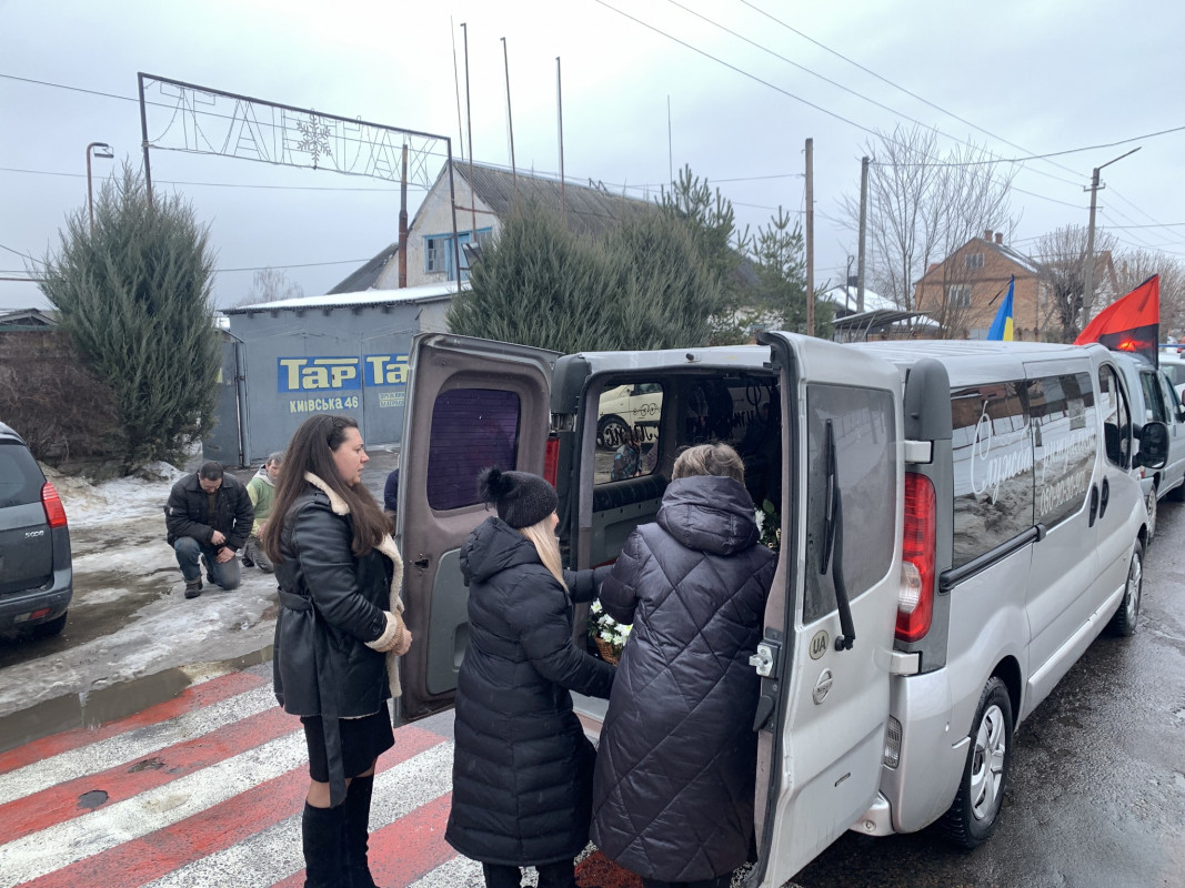 Останній пост прикордонника: жителі громади на Волині на колінах в останню дорогу провели Героя Павла Маєвського