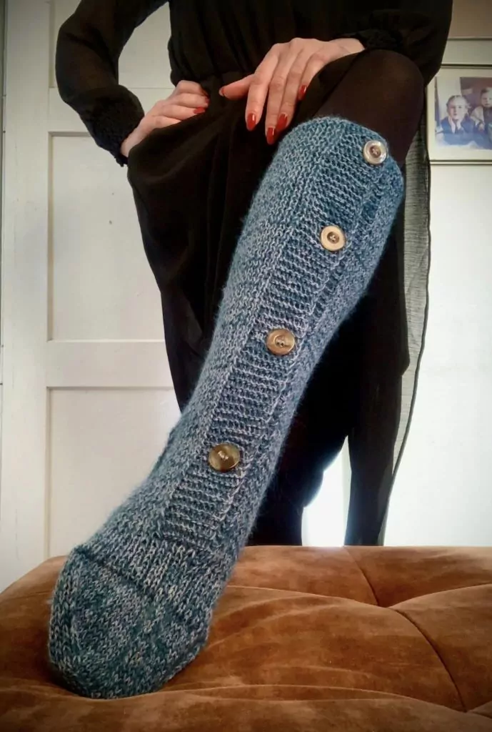 Волинянка створила унікальну схему в’язання адаптивних шкарпеток для поранених захисників