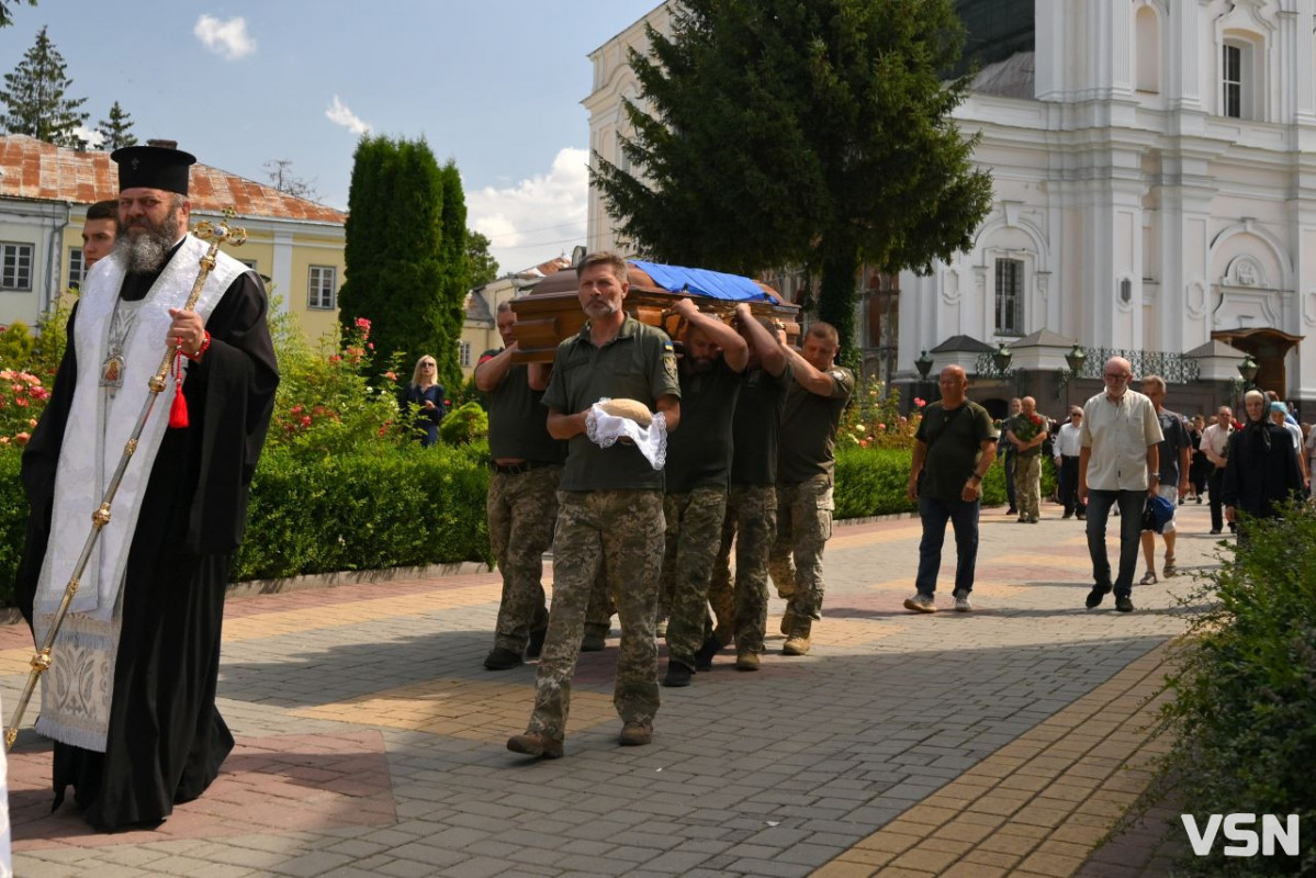 «Пішов воювати за правду»: поховали загиблого на війні екснардепа з Луцька, підполковника Сергія Слабенка. Фото
