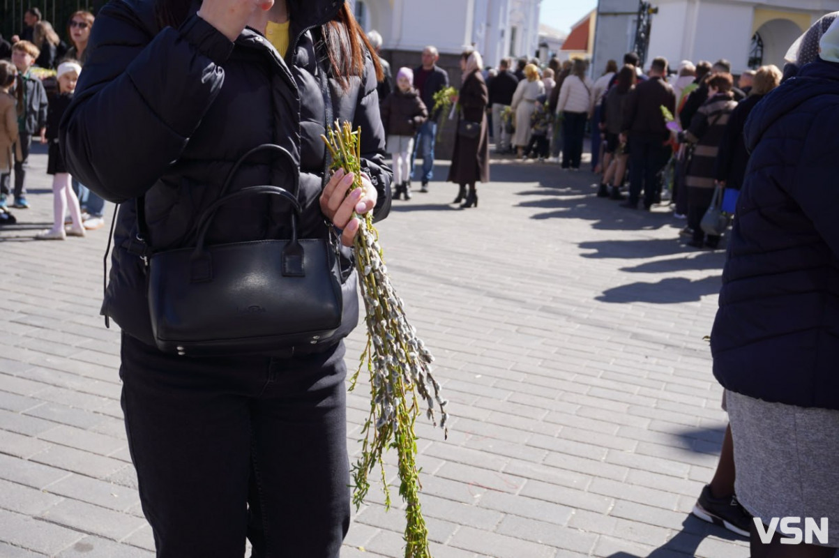 У Луцьку на Вербну неділю біля собору утворилися величезні черги