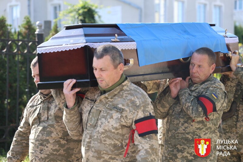 Підписав контракт після першого курсу: в Луцьку віддали останню шану 19-річному Герою Денису Бойченку