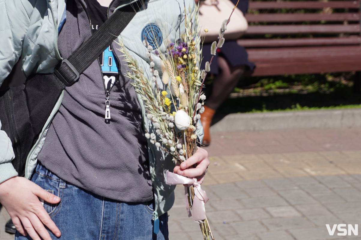 Сотні вірян прийшли освячувати вербу у головний собор Луцька. Фоторепортаж