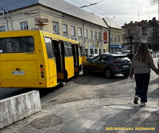 ДТП у Луцьку: легковик зіткнувся з маршруткою