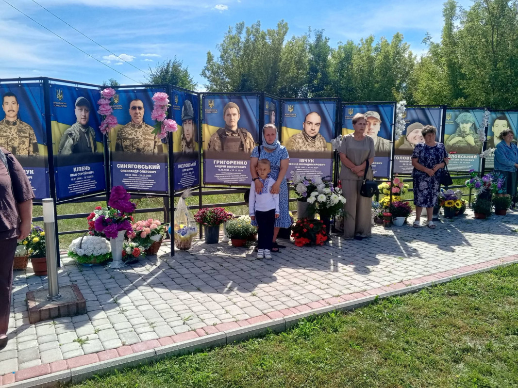На Волині мати загиблого воїна встановила Хрест материнської любові на Алеї Слави
