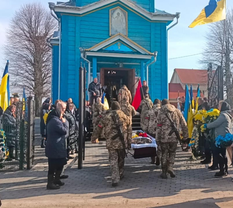 Батьки, брат та сестри залишились без надійного плеча: на Волині попрощалися із Героєм Олексієм Литвинчуком