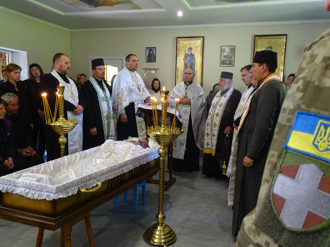 Останню дорогу встелили тюльпанами та бузком: на Волині попрощалися із 39-річним Героєм Андрієм Сливкою