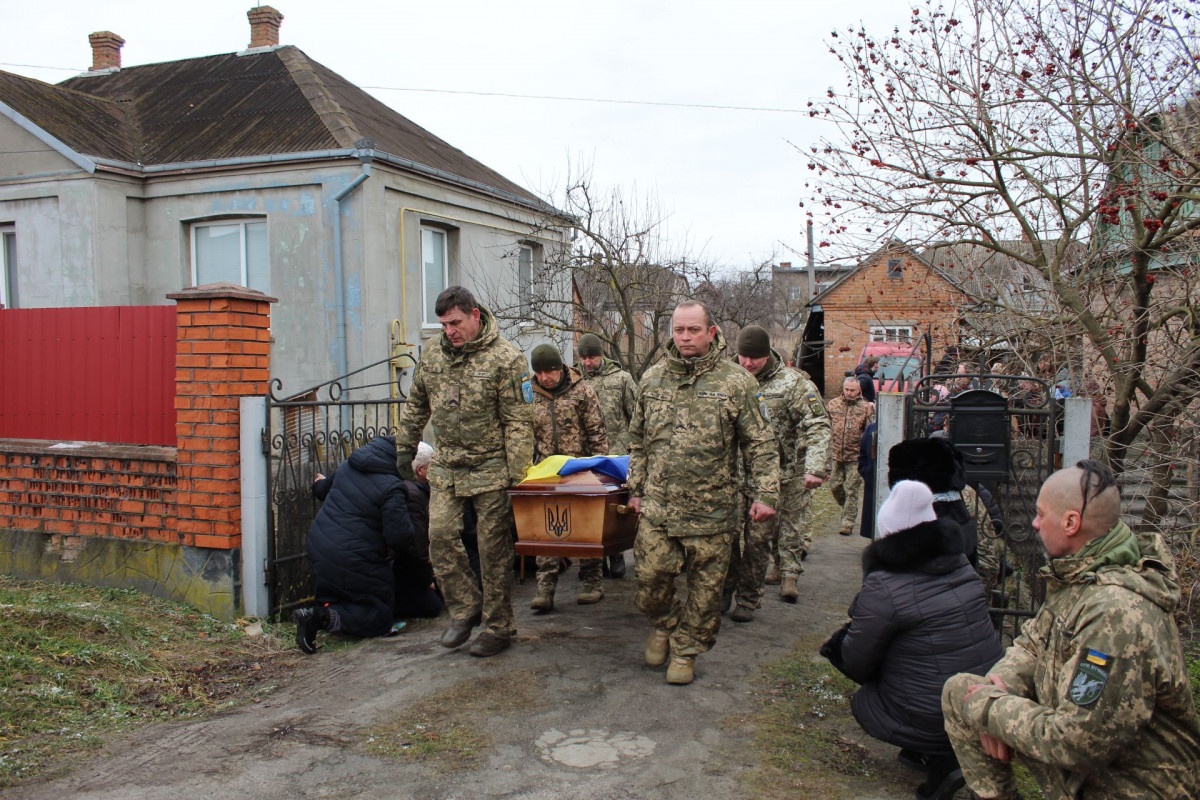 Весільний коровай розділили на кладовищі: на Волині попрощались з Героєм Павлом Бурцем