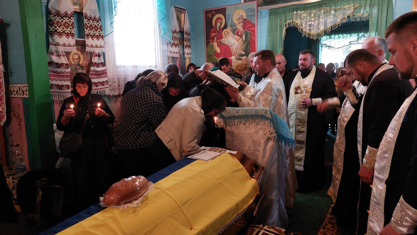 Залишилася дружина, дві доньки та троє онуків: на Волині попрощались з Героєм Василем Дуркотом