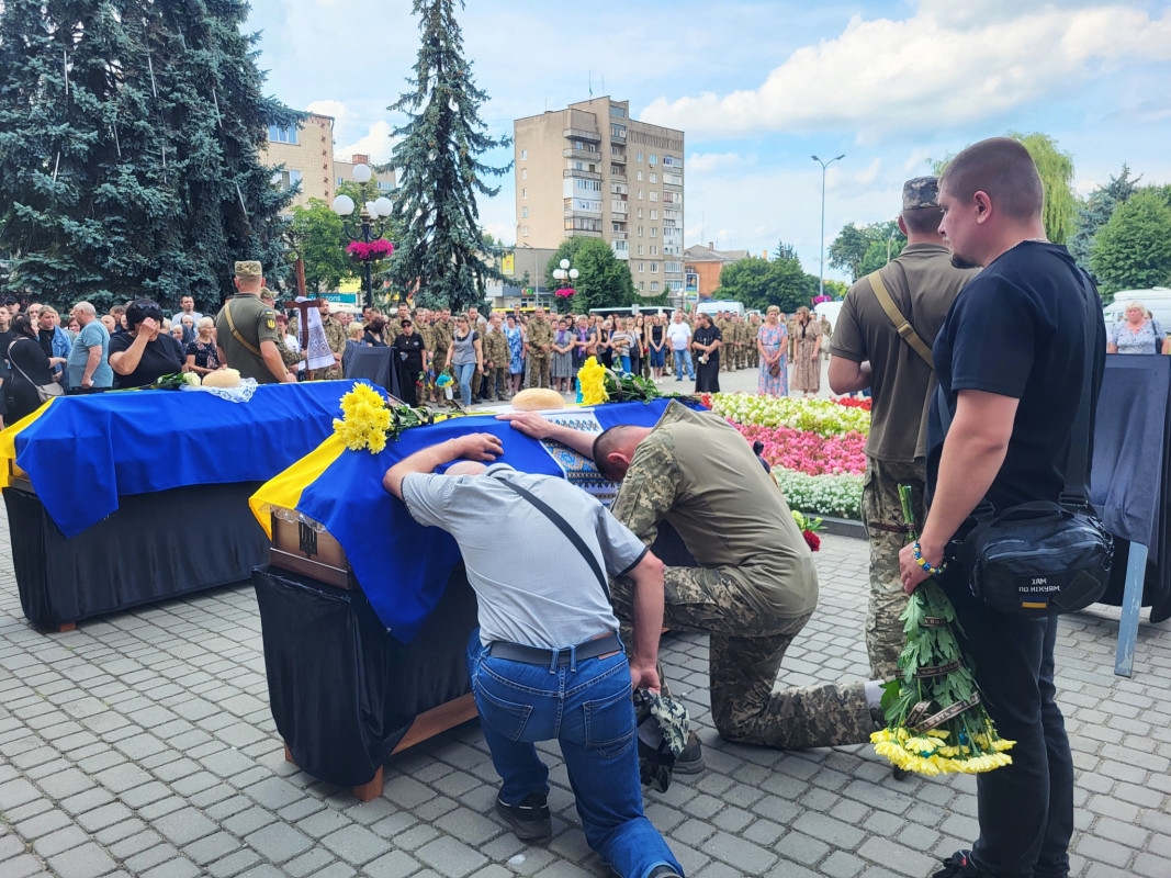 Сини продовжують боротьбу на фронті: на Волині попрощалися з Героями Юрієм Любашовим та Олександром Дубуком