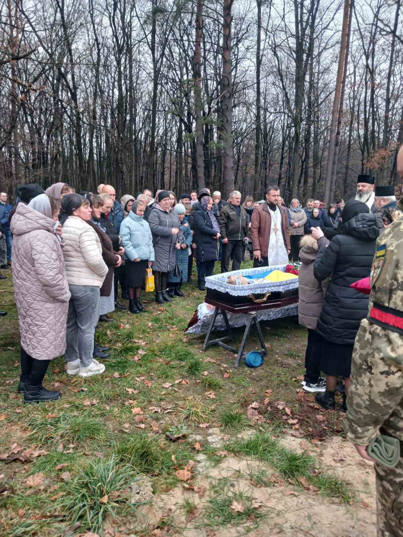 Осиротіли діти, овдовіла молода дружина: на Волині попрощалися з Героєм Володимиром Кравчуком
