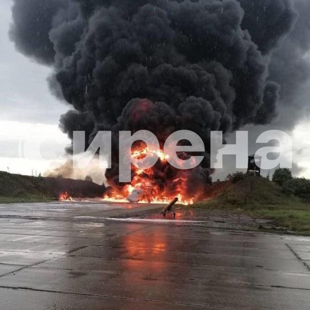 Вогонь охопив весь літак: показали, як горить винищувач РФ на військовому аеродромі «Сольці». Фото