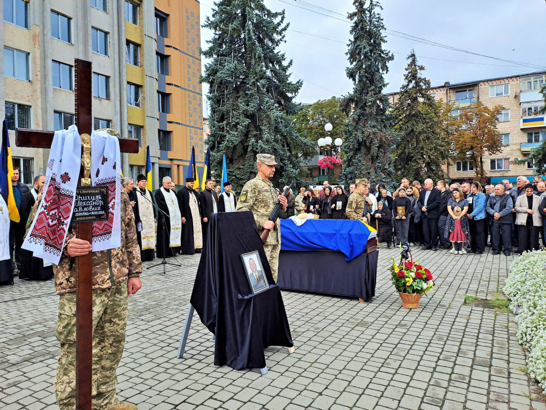 Воїн, захисник і батько чотирьох донечок: на Волині в останню дорогу провели 43-річного Героя Олександра Дригулю
