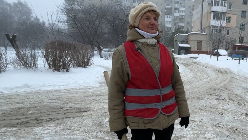 «Зранку наробишся, то нічого не треба», - двірнички Луцька про свою роботу