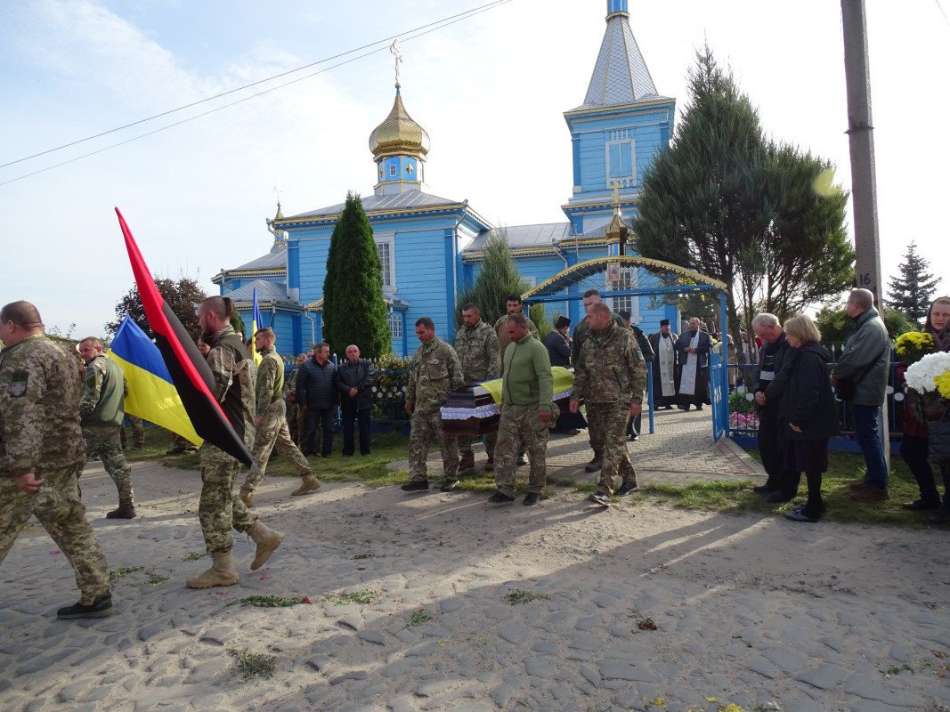 16 місяців чекали на тіло Героя: на Волині все село прийшло на поховання багатодітного батька Ігора Кузьмюка