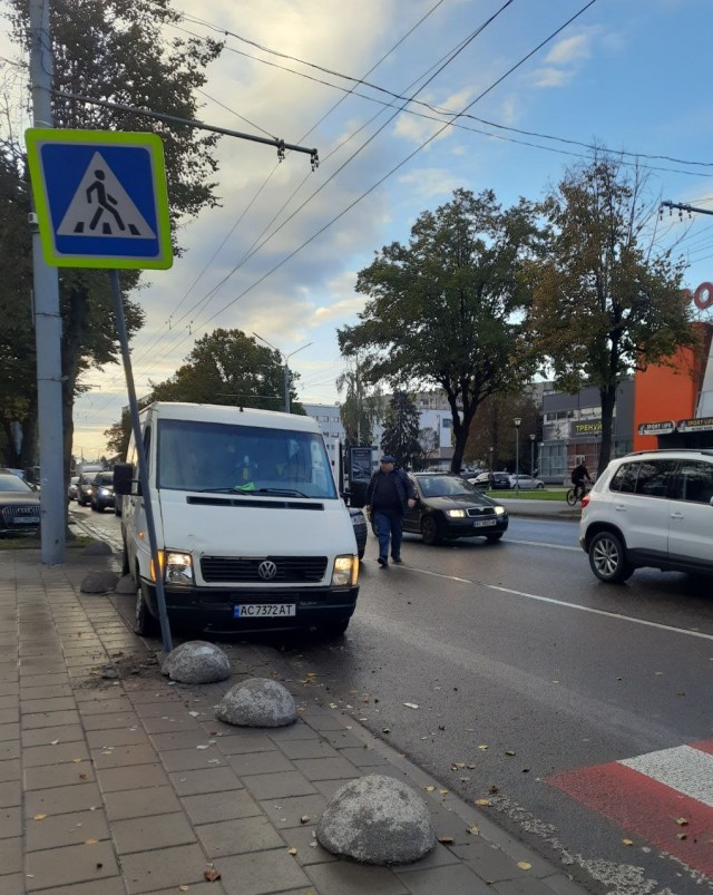 ДТП у Луцьку: бус вилетів на тротуар та збив дорожній знак