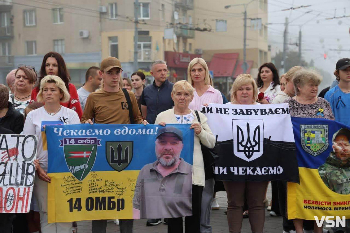 У Луцьку відкрили фотостенд «Живемо з надією. Пам’ятаємо. Чекаємо» зі світлинами безвісти зниклих воїнів