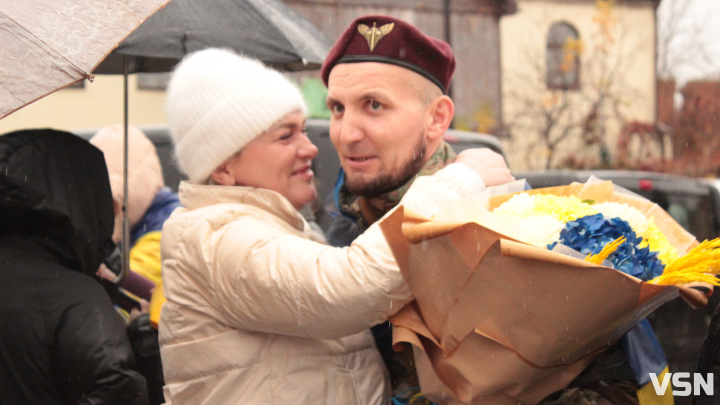 Після трьох років полону у Луцьку зустріли захисника Віталія Глєбова
