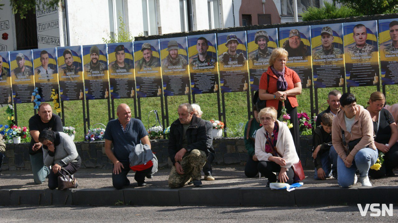 Повернувся додому після майже дворічної невідомості: Рожищенська громада зустріла «на щиті» Героя Віталія Козла. Фото