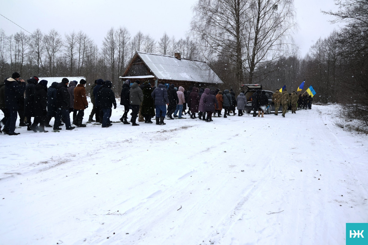 Довгою була остання дорога додому: на Волині попрощалися з воїном Володимиром Сірцем