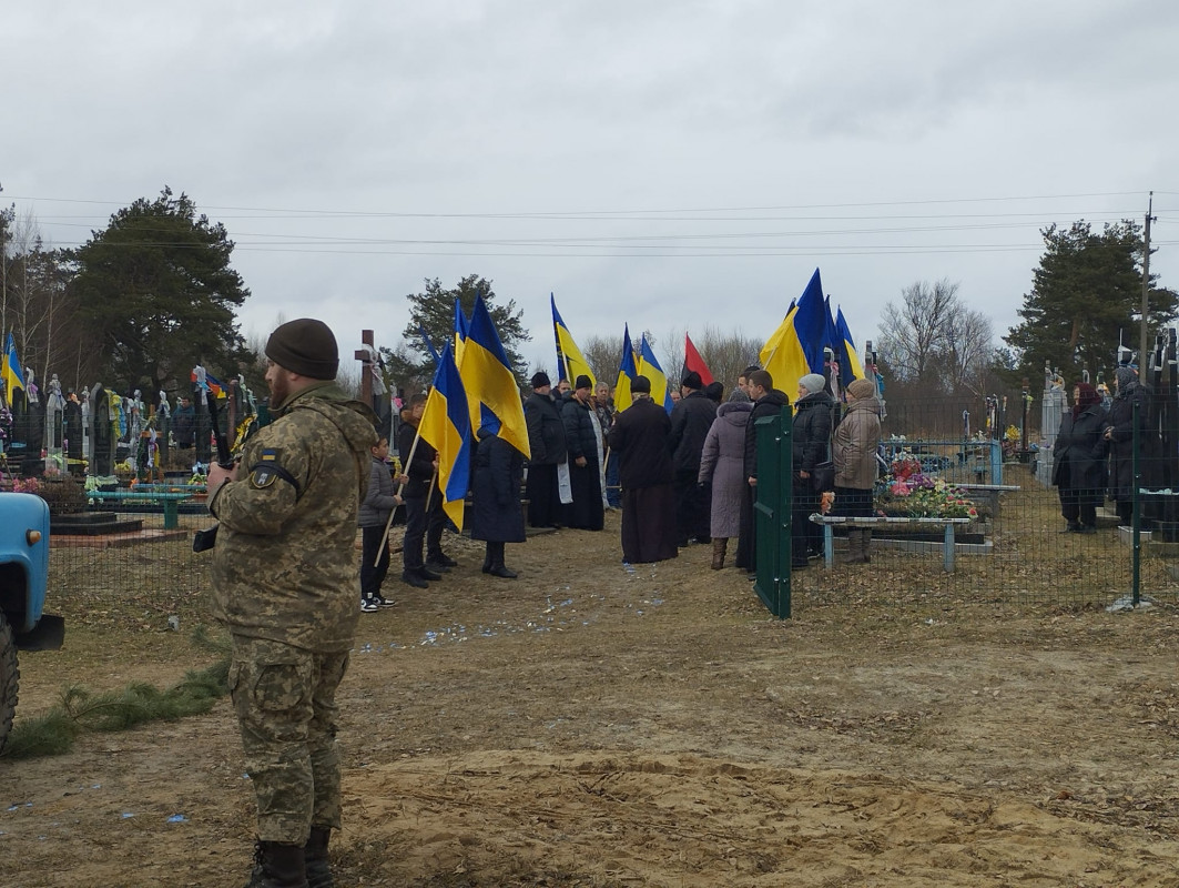 «Маленька донечка, яку так чекали, залишилася без татуся»: на Волині попрощалися із загиблим бійцем Віктором Самолюком. Фото