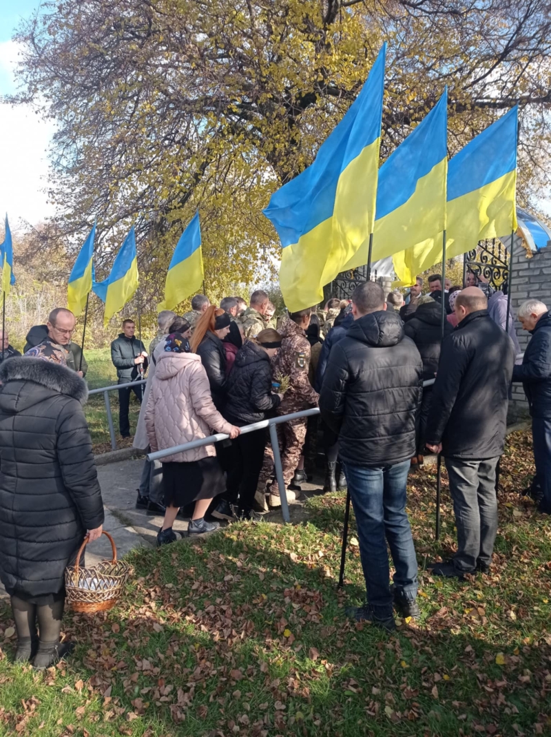 У батьків не стало сина, у дружини – чоловіка, у двох донечок – батька: на Волині провели в останню дорогу Героя Андрія Бобака