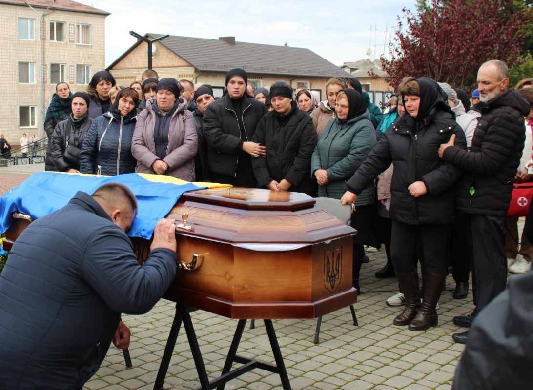 Маленький син ніколи більше не побачить тата: на Волині попрощалися з Героєм Миколою Мясковським