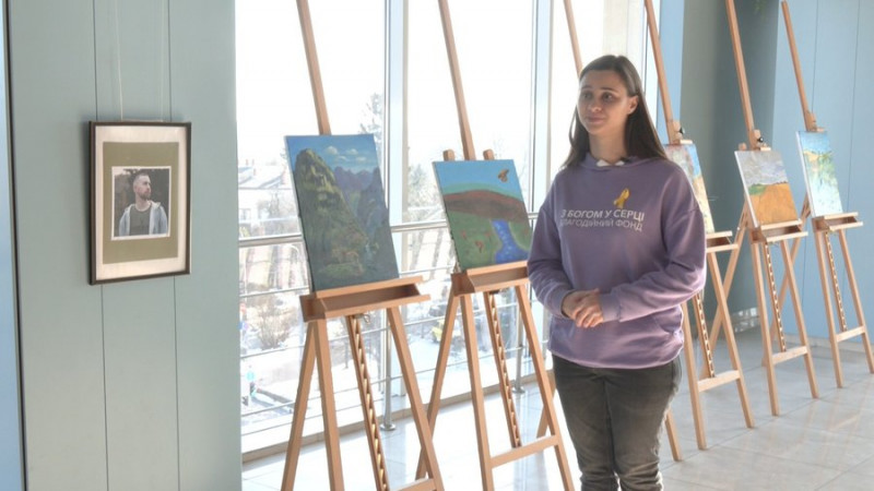 У Луцьку ветеран з ампутаціями обох рук відкриє виставку картин