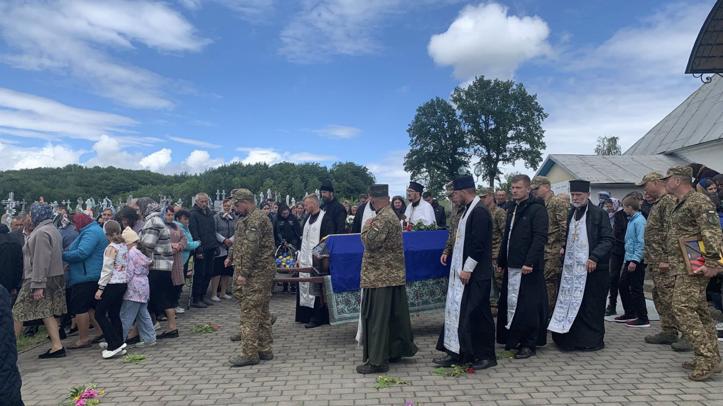 Віддав життя за Україну: на Волині провели в останню дорогу воїна Юрія Ростанюка