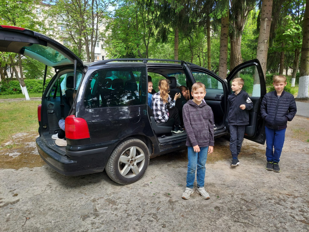 Продавали малюнки в США: діти з Луцька придбали авто для 14 бригади