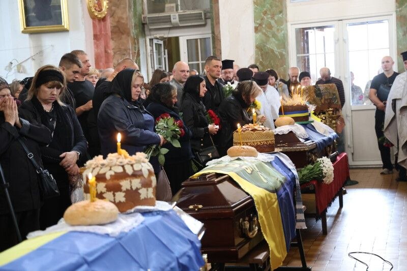 Траурний день у Луцьку: громада попрощалася з трьома захисниками України