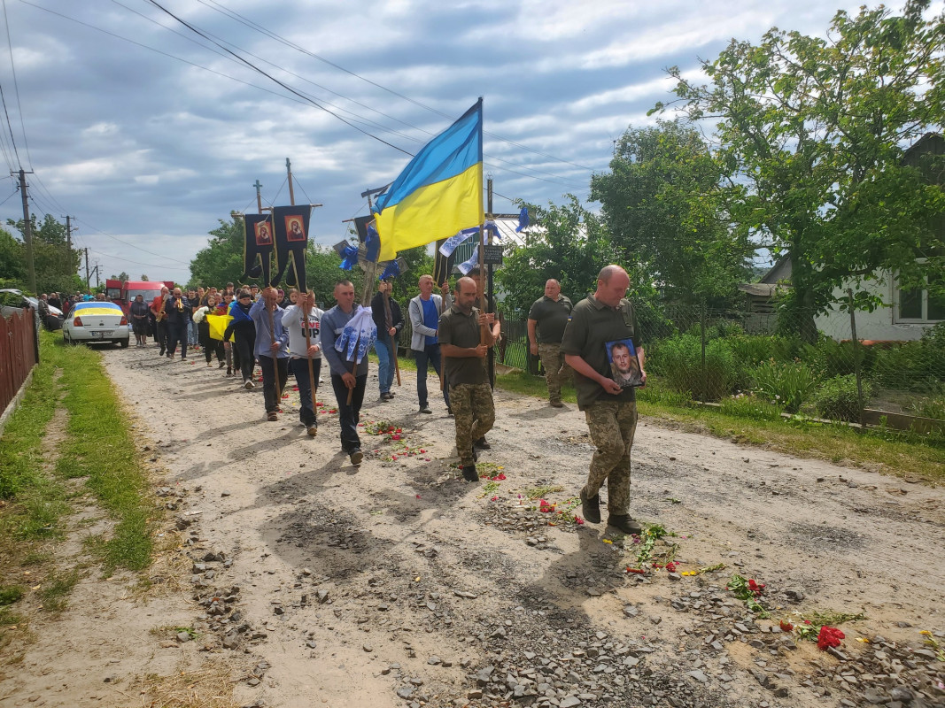 Дві доньки втратили батька: на Волині попрощалися з Героєм Владиславом Герасименком, який поліг на війні понад півтора року тому