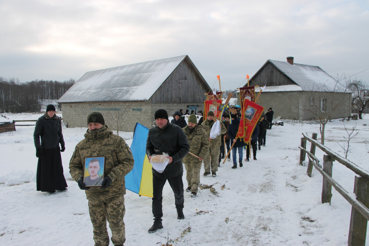 Загинув ще влітку: на Волині все село прийшло на поховання 25-річного Героя Владислава Величка