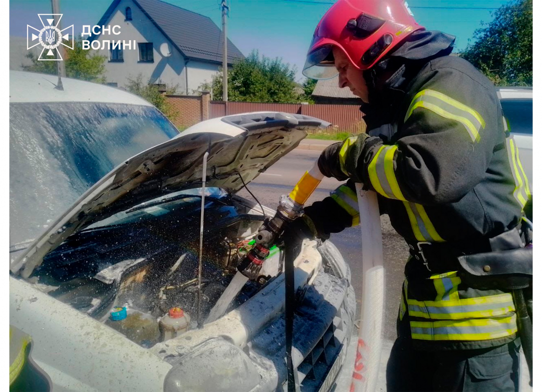 На Волині посеред дороги загорілось авто