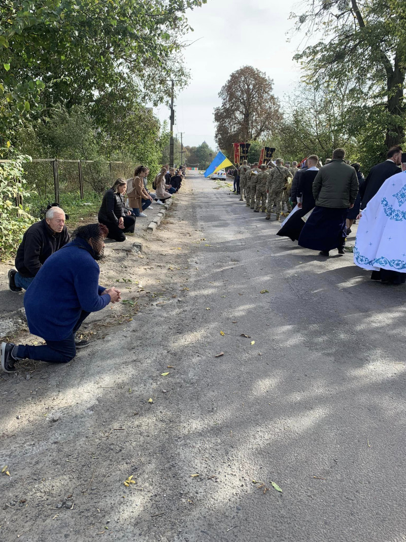 Помер на бойових позиціях: на Волині провели в останню дорогу захисника Олександра Юзвика